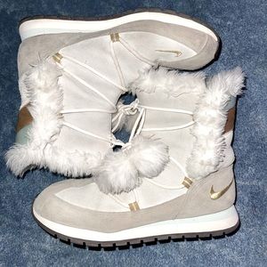NIKE WOMEN’S SNOW AND WINTER BOOTS 10W- 311957-171-00 SUEDE POM POMS FAUX FUR